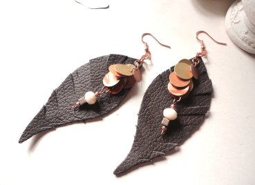 braune Statement Leder Ohrringe Feder mit Recycling Pailletten Plättchen, Boho Festival Leder Ohrringe Feder, Leder Schmuck